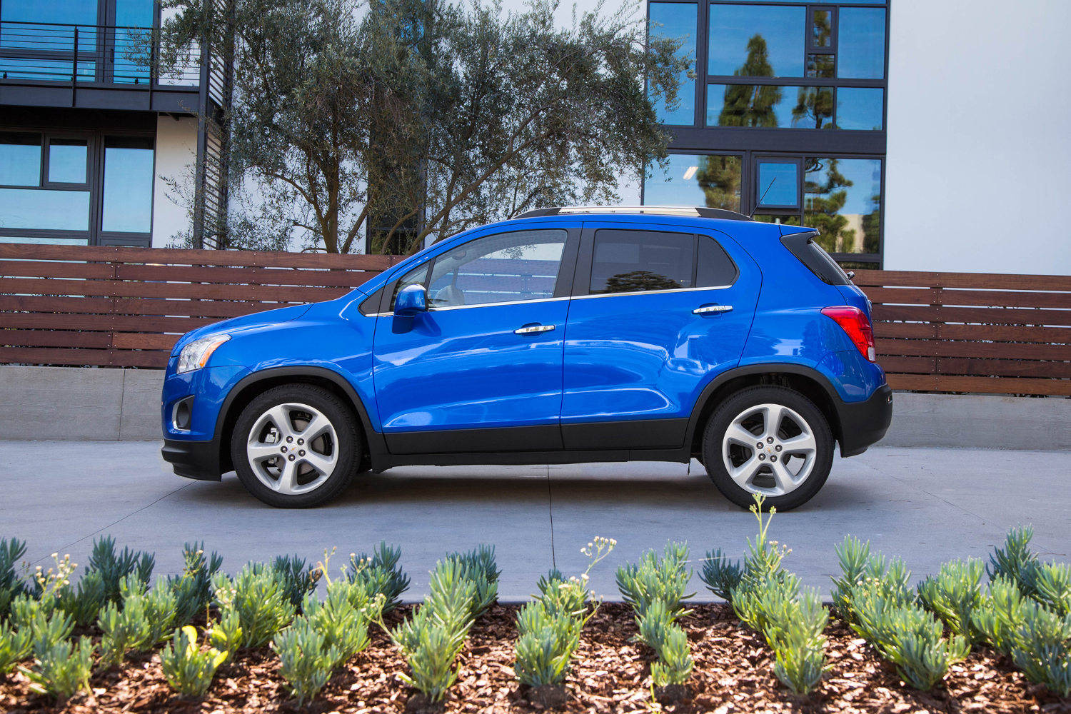 Comparison Chevrolet Traverse SUV 2015 vs Chevrolet Trax SUV 2015